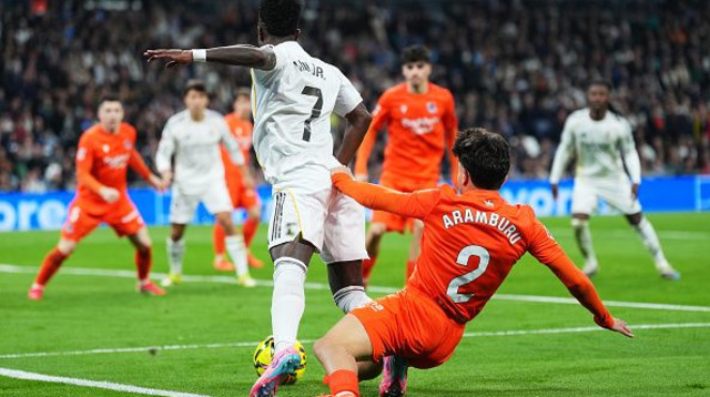 ארמבורו מכשיל את ויניסיוס ברחבה (צילום: GettyImages)