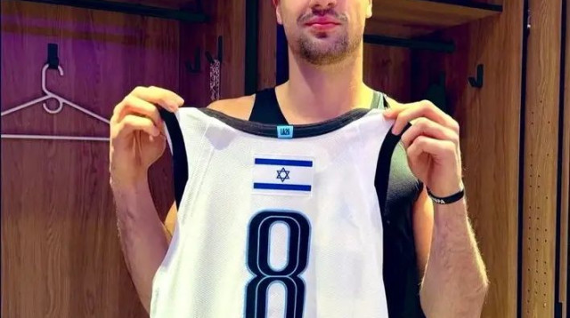 דני אבדיה עם גופיית האולסטאר (צילום: אתר רשמי, מתוך אינסטגרם)