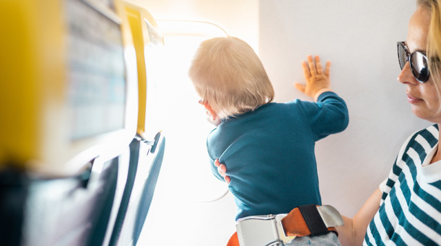 פעוט בטיסה (צילום: שאטרסטוק)