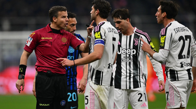 שחקני יובנטוס עם השופט פדריקו לה פנה (צילום: GettyImages, Marco Mantovani)