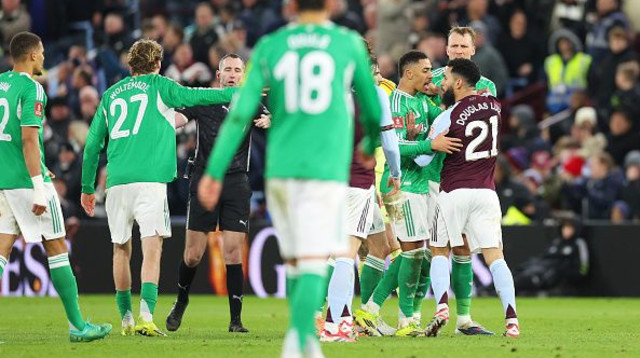 סערת השיפוט בין אסטון וילה לניוקאסל (צילום: Getty images)