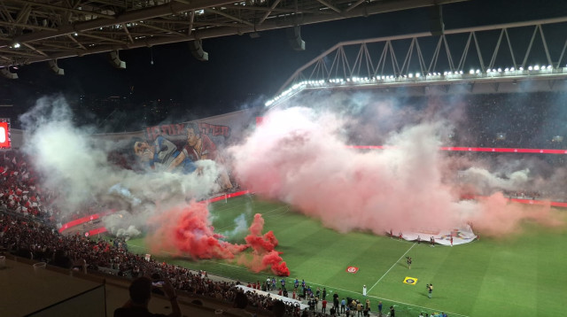 אוהדי הפועל תל אביב השליכו אבוקות לדשא (צילום: אופיר סער)