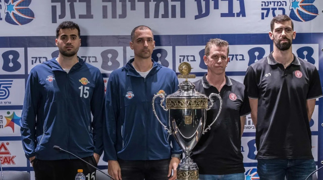 רועי נציה קפטן הפועל העמק (מימין) עם מאמנו שרון אברהמי, יהוא אורלנד מאמן בני הרצליה והקפטן שלו לוגשי (צילום: אתר רשמי, עודד קרני, איגוד הכדורסל)