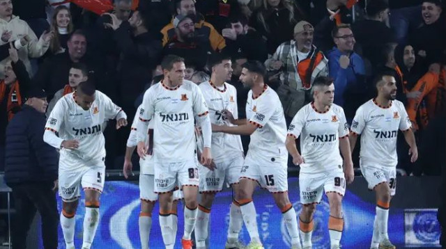 לא הסתפקו בשער אחד. שחקני בני יהודה חוגגים את השני (צילום: דני מרון)