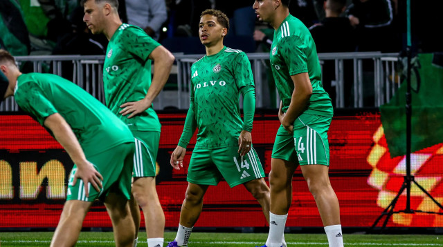 מנואל בנסון שחקן מכבי חיפה בחימום (צילום: קובי אליהו)