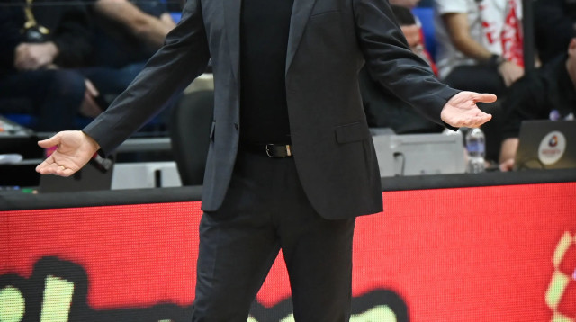 דימיטריס איטודיס מאמן הפועל תל אביב (צילום: ברני ארדוב)