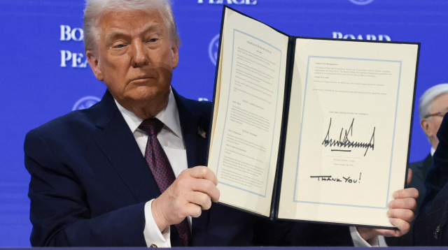 דונלד טראמפ בחתימה על מועצת השלום בדאבוס (צילום: רויטרס)