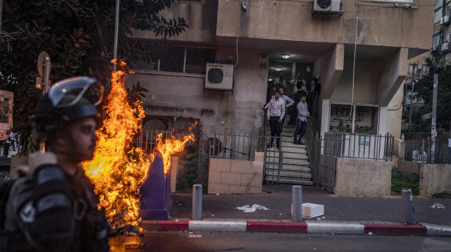 מהומות בבני ברק בעקבות ביקור החיילות (צילום: פלאש 90)
