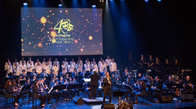 אמי, במה (צילום: משה צ'יטיאת)