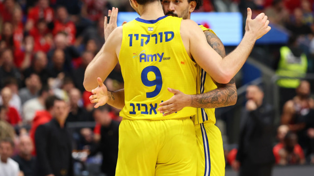 מרסיו סנטוס, רומן סורקין, מכבי תל אביב (צילום: אודי ציטיאט)