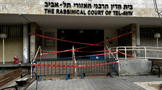 חסימת הכניסה לבית הדין הרבני בתל אביב (צילום: באדיבות בונות אלטרנטיבה)