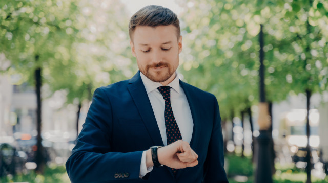 אדם מביט בשעון (צילום: אינגאימג')