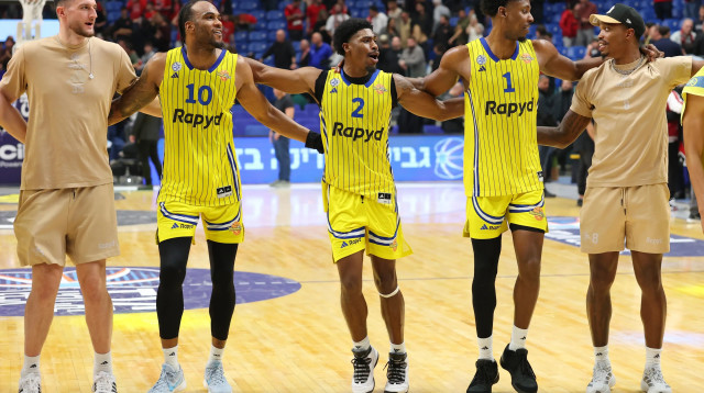 שחקני מכבי תל אביב חוגגים (צילום: אודי ציטיאט)