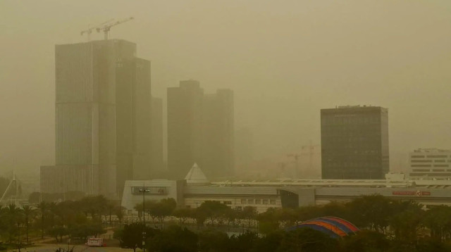 אובך בשמי תל אביב, 14 בפברואר 2026 (צילום: ראובן קסטרו)