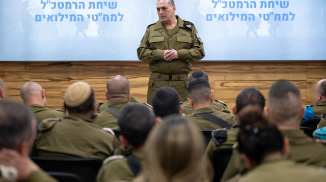 הרמטכ"ל רא"ל אייל זמיר עם מפקדי חטיבות המילואים (צילום: דובר צה"ל)