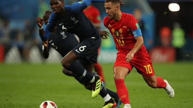 אדן הזאר במדי נבחרת בלגיה מול פול פוגבה של צרפת (צילום: Ian MacNicol)