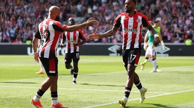 איבן טוני חוגג במדי ברנטפורד (צילום: Getty images)