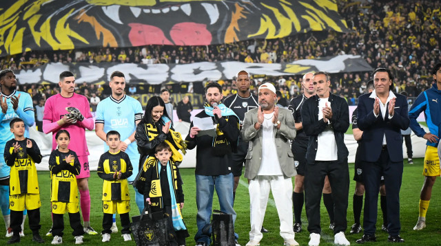 שורד השבי אלקנה בוחבוט במשחק של בית"ר ירושלים לצד ברק אברמוב (צילום: ברני ארדוב)