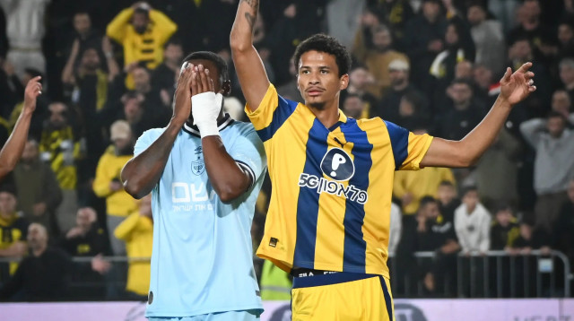 שחקן מכבי תל אביב הייטור לצד שחקן בית"ר ירושלים חאסונד גונסאלס (צילום: ברני ארדוב)