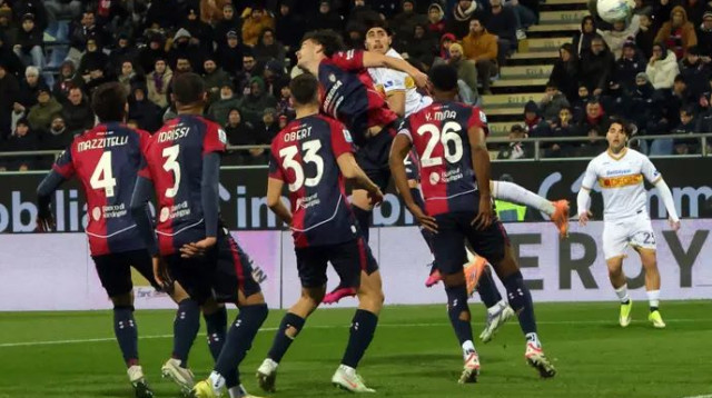 עוד שער. גאנדלמן נוגח פנימה (צילום: אימג'בנק  GettyImages, Enrico Locci)