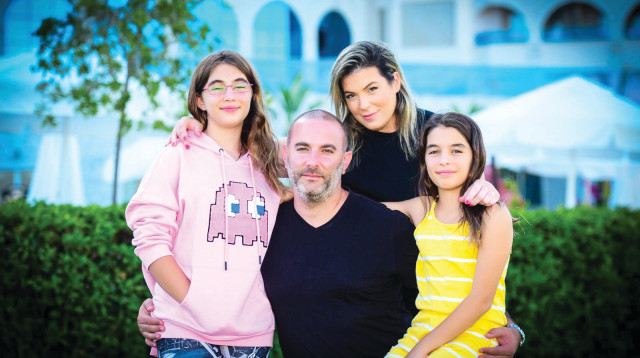 יוני כנרי ומשפחתו  (צילום: פרטי)