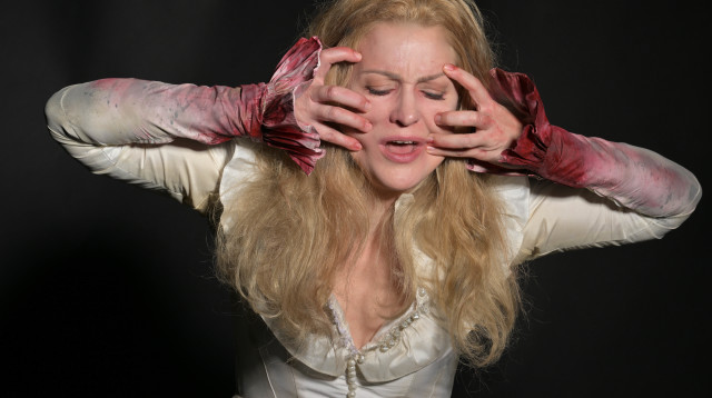 הדיבוק (צילום: יוסי צבקר)