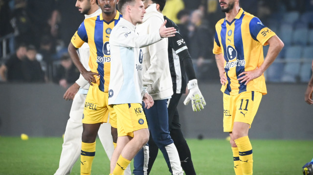 שחקני מכבי תל אביב (צילום: ברני ארדוב)