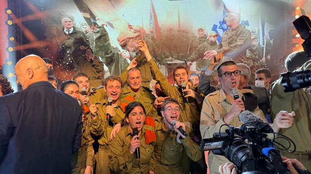 אייל זמיר עם להקת גדולים במדים (צילום: שימוש חופשי)