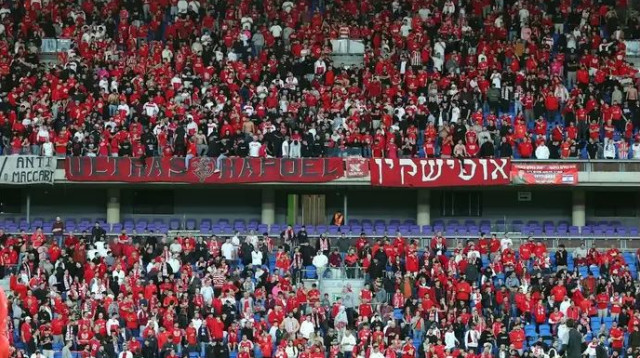 יימצא פתרון? אוהדי הפועל תל אביב (צילום: אודי ציטיאט)