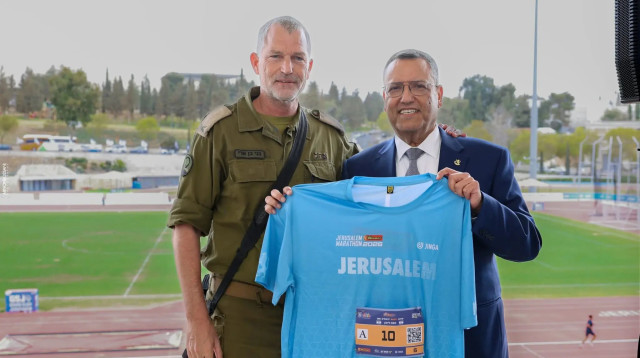 משה ליאון, ראש עיריית ירושלים עם תת אלוף במיל' בני בן ארי, קצין מילואים ראשי (צילום: ארנון בוסאני)