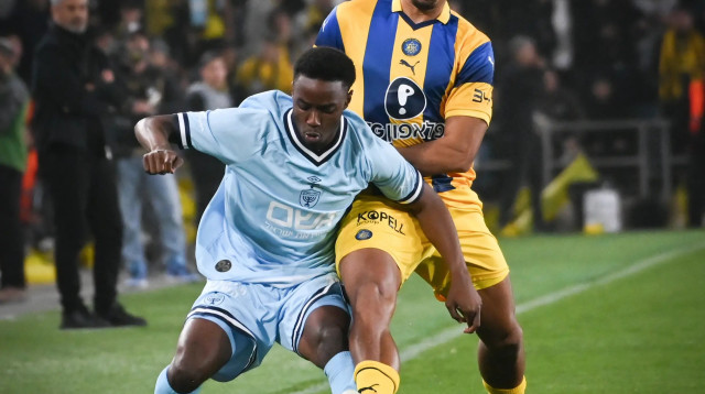 שחקן מכבי תל אביב טייריס אסנטה שומר על שחקן בית"ר ירושלים טימו מוזי (צילום: ברני ארדוב)