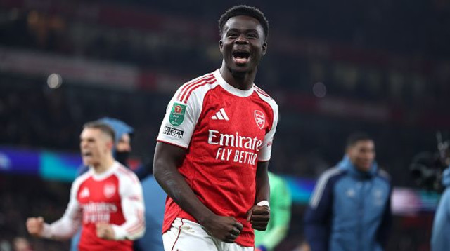 בוקאיו סאקה חוגג במדי ארסנל (צילום: Alex Pantling)