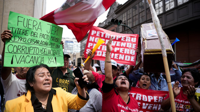 אנשים מחוץ לקונגרס בלימה, פרו לאחר הדחת הנשיא חוסה חרי  (צילום: רויטרס)