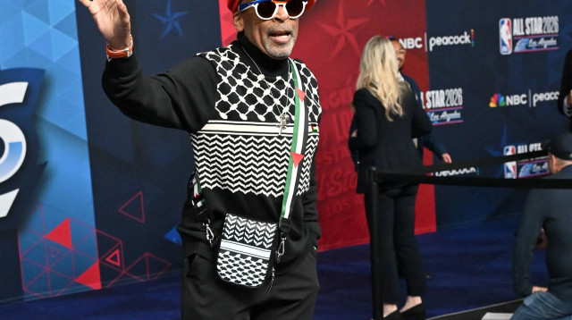 ספייק לי עם סוודר בדגם כאפייה ותיק עם דגל פלסטין במשחק האולסטאר (צילום: GettyImages)