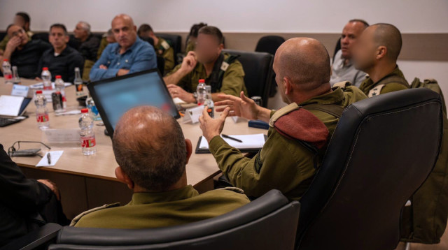 מפקד אוגדה 91 בהערכת מצב (צילום: דובר צה"ל)