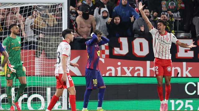 לאמין ימאל אחרי החמצת הפנדל מול ג'ירונה (צילום: Gettyimages)