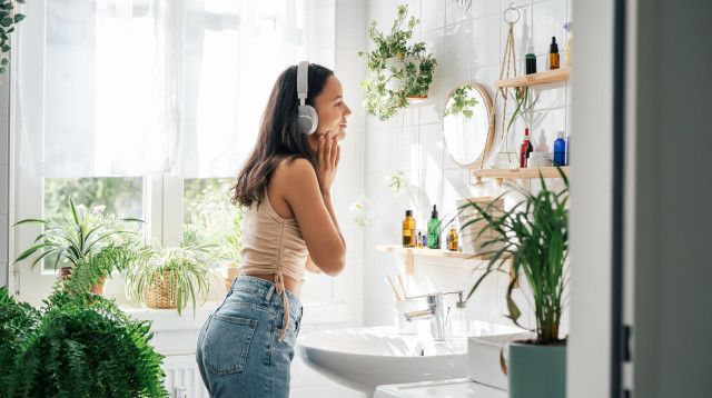 אישה מסתכלת במראה (צילום: אינגאימג')