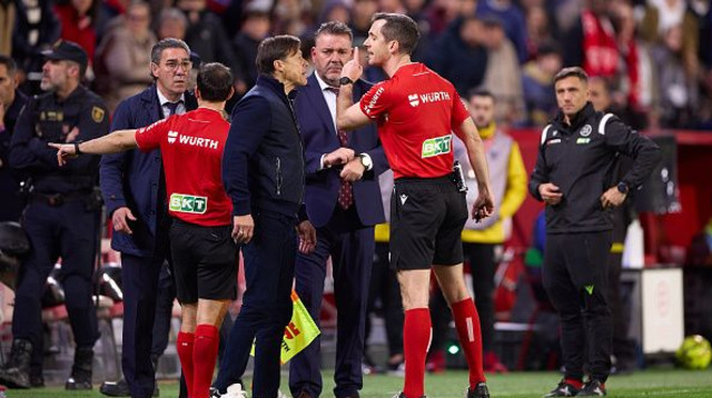 מתיאס אלמיידה מתעמת עם השופט (צילום: Gettyimages)