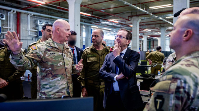 הנשיא הרצוג במפקדת התיאום הצבאית-אזרחית לרצועת עזה (צילום: CMCC Public Affairs)
