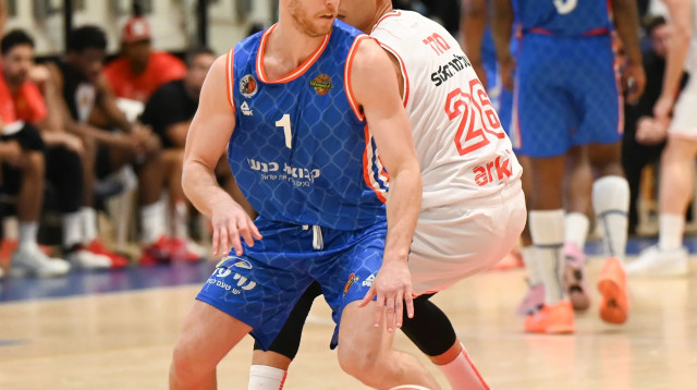 גיל בני שחקן מכבי רמת גן לפני ים מדר שחקן הפועל תל אביב (צילום: ברני ארדוב)