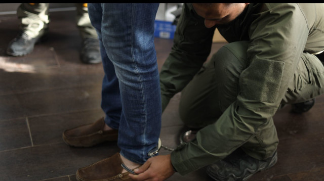 מעצר חשודים בכפר קרע (צילום: דוברות המשטרה)