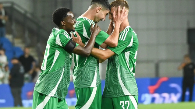 איתי אהוד (מימין), אלעד אמיר, גטאצ'ו יבלו שחקני מכבי חיפה חוגגים (צילום: ברני ארדוב)