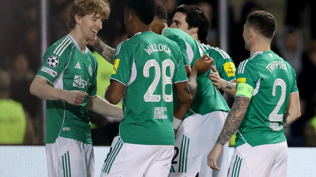 שחקני ניוקאסל חוגגים עם אנתוני גורדון, משמאל (צילום: רויטרס)