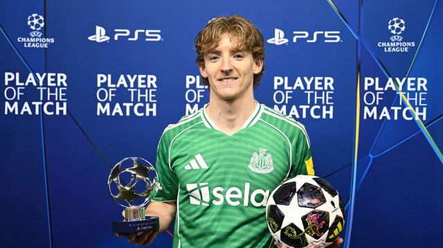 אנתוני גורדון שחקן ניוקאסל עם הכדור ופרס איש המשחק (צילום: GettyImages, Christian Kaspar-Bartke - UEFA)