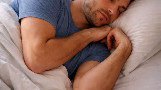 אדם ישן בתנוחת "T-rex" במיטה (צילום: AI)