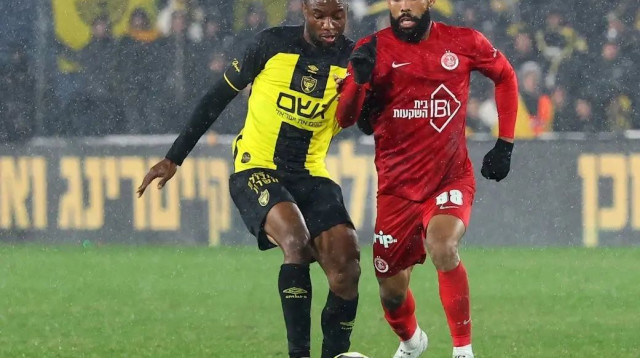 שחקן הפועל תל אביב, פלקאו, מול ג'ונבוסקו קאלו, בית"ר ירושלים (צילום: אודי ציטיאט)