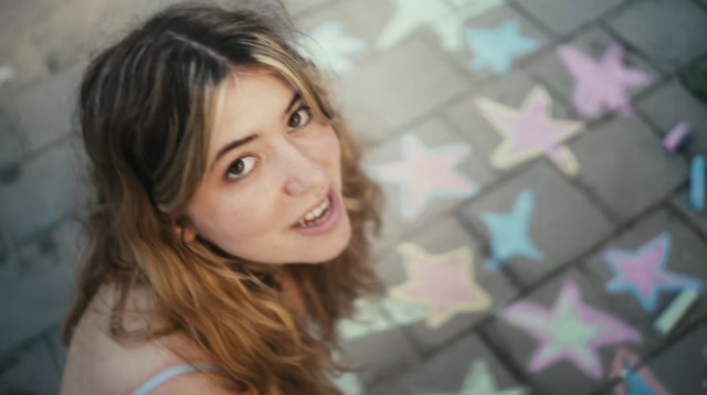 עלמה גוב בקליפ "בסיבוב" (צילום: מיקי ויינרמן, צילום מסך יוטיוב)