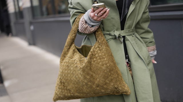 תיק של בוטגה בשבוע האופנה של פריז (צילום: GettyImages, Edward Berthelot/Getty Images)