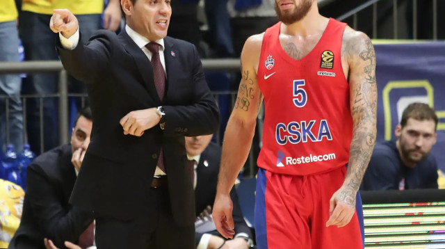 דימיטריס איטודיס מאמן צסק"א מוסקבה עם מייק ג'יימס (צילום: דני מרון)