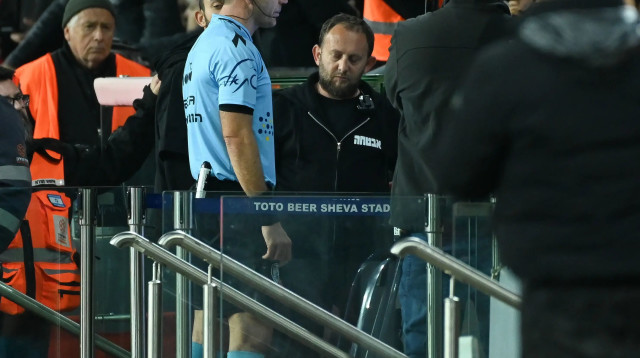 אוראל גרינפלד בעמדת ה-VAR (צילום: ברני ארדוב)